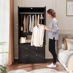 Armoire en bois avec portes persiennes, 2 tiroirs et tringle de suspension